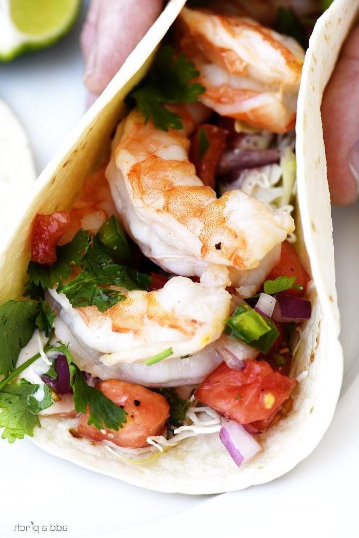 Συνταγή Τάκος Γαρίδας 2 Tacos με γαρίδες και pico de gallo σε μαλακή τορτίγια αλευριού.