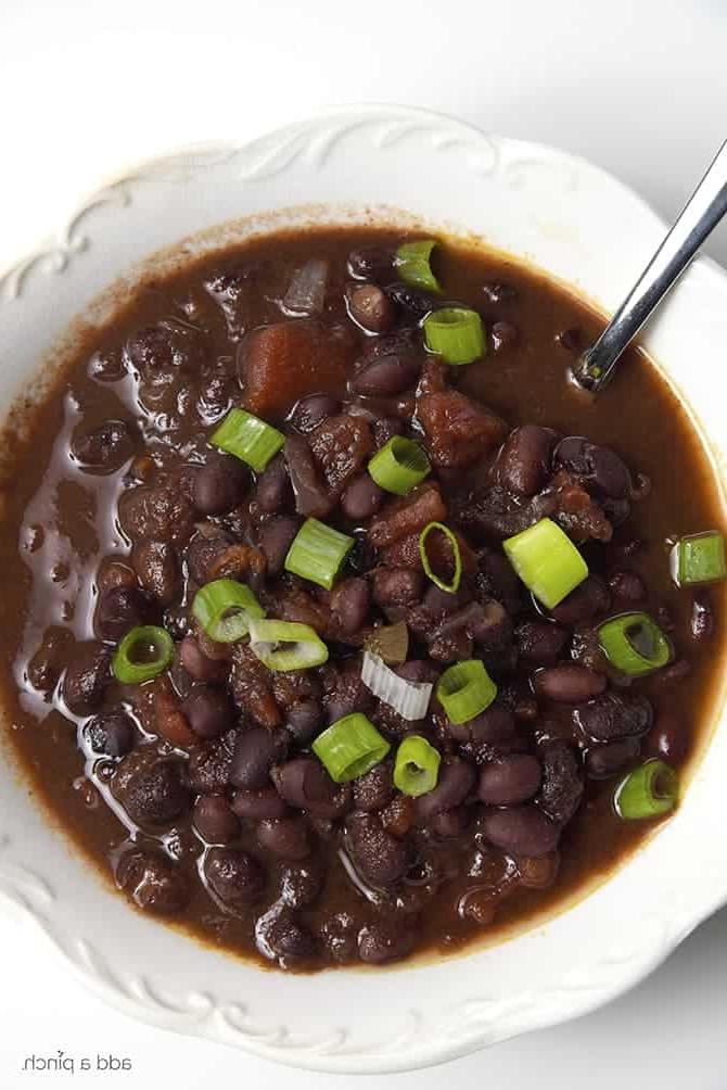 Black Bean Soup Recipe - This delicious black bean soup is packed with flavor and made even easier with the slow cooker! // puvez.com