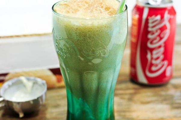 Κλασικό Κόκα-Κόλα με Παγωτό 3 Κουτιά Coca-Cola και ένα παγωτό βανίλιας σε ένα μπολ