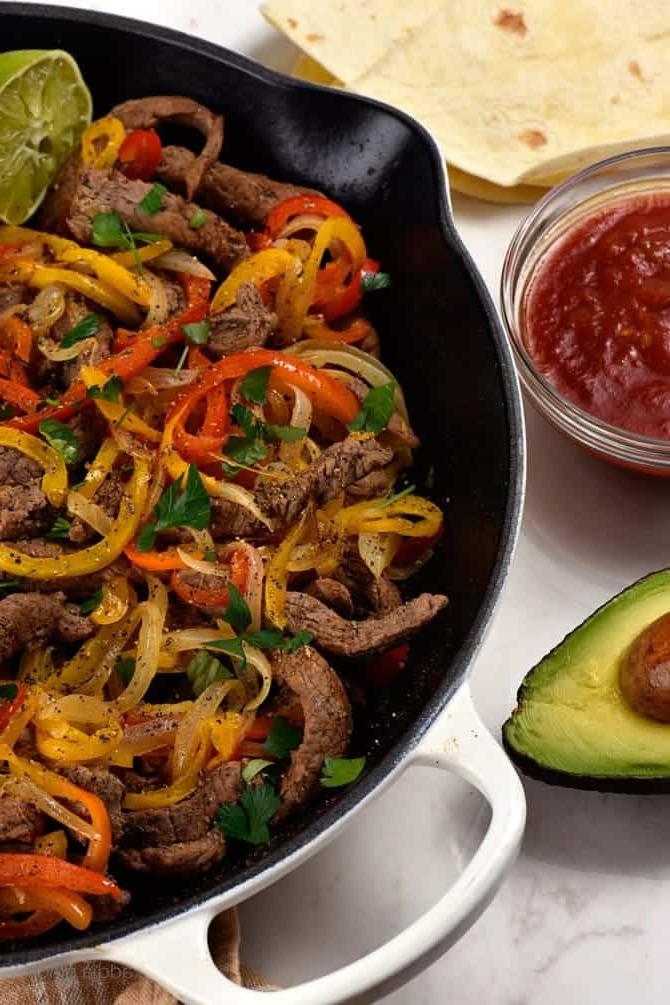 Συνταγή για Fajitas Μοσχαρίσιου Κρέατος - Οι fajitas μοσχαρίσιου κρέατος αποτελούν ένα γρήγορο και εύκολο γεύμα, ιδανικό για βραδινά δείπνα ή γιορτές του Σαββατοκύριακου!