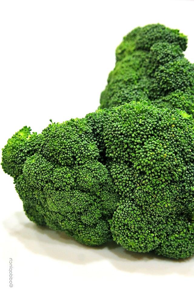 broccoli-DSC_1443 Ωμό μπρόκολο σε λευκό πάγκο κουζίνας.