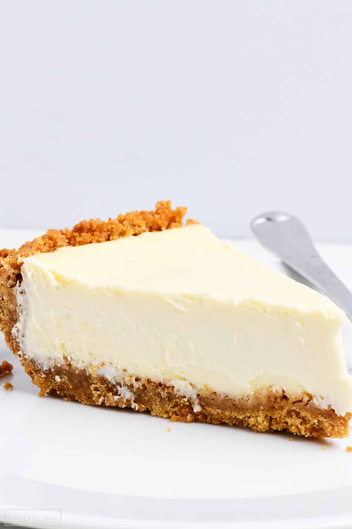 Συνταγή για Εύκολη Τάρτα Τσιζκέικ 3 Φέτα cheesecake pie σε λευκό πιάτο.