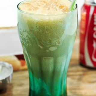 Κλασικό Κόκα-Κόλα με Παγωτό 4 Ένα ποτήρι Coke Float με αφρό και ένα κουτί Coca-Cola στο φόντο.
