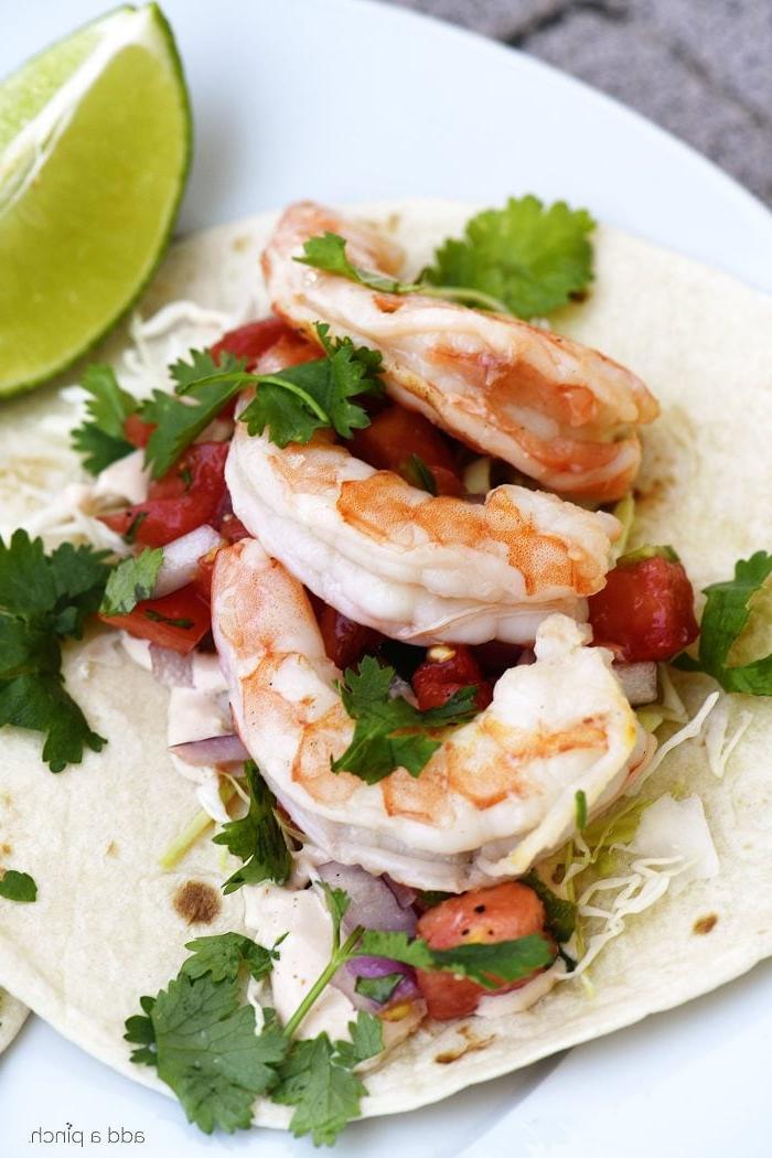 Συνταγή Τάκος Γαρίδας 4 Tacos με γαρίδες με φρέσκα βότανα, λάχανο, pico de gallo σε μαλακή τορτίγια αλευριού.
