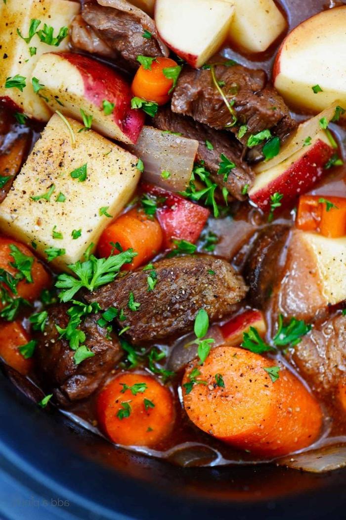 Συνταγή Μοσχαράκι Μπουργκινιόν σε Slow Cooker - Ένα κλασικό μοσχαράκι μπουργκινιόν γίνεται εύκολο στο slow cooker! Γεμάτο λαχανικά, μοσχάρι και πλούσια σάλτσα, ιδανικό για entertaining ή πολυάσχολες βραδιές.