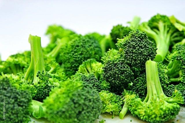 broccoli-DSC_1445 Φρέσκο μπρόκολο κομμένο σε ανθοδέσμες.