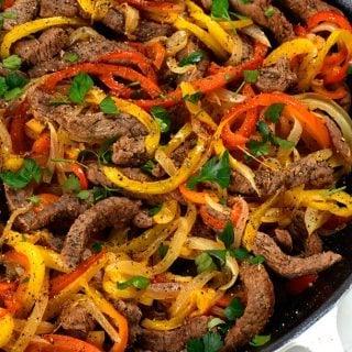 Συνταγή για Fajitas Μοσχαρίσιου Κρέατος - Οι fajitas μοσχαρίσιου κρέατος αποτελούν ένα γρήγορο και εύκολο γεύμα, ιδανικό για βραδινά δείπνα ή γιορτές του Σαββατοκύριακου!