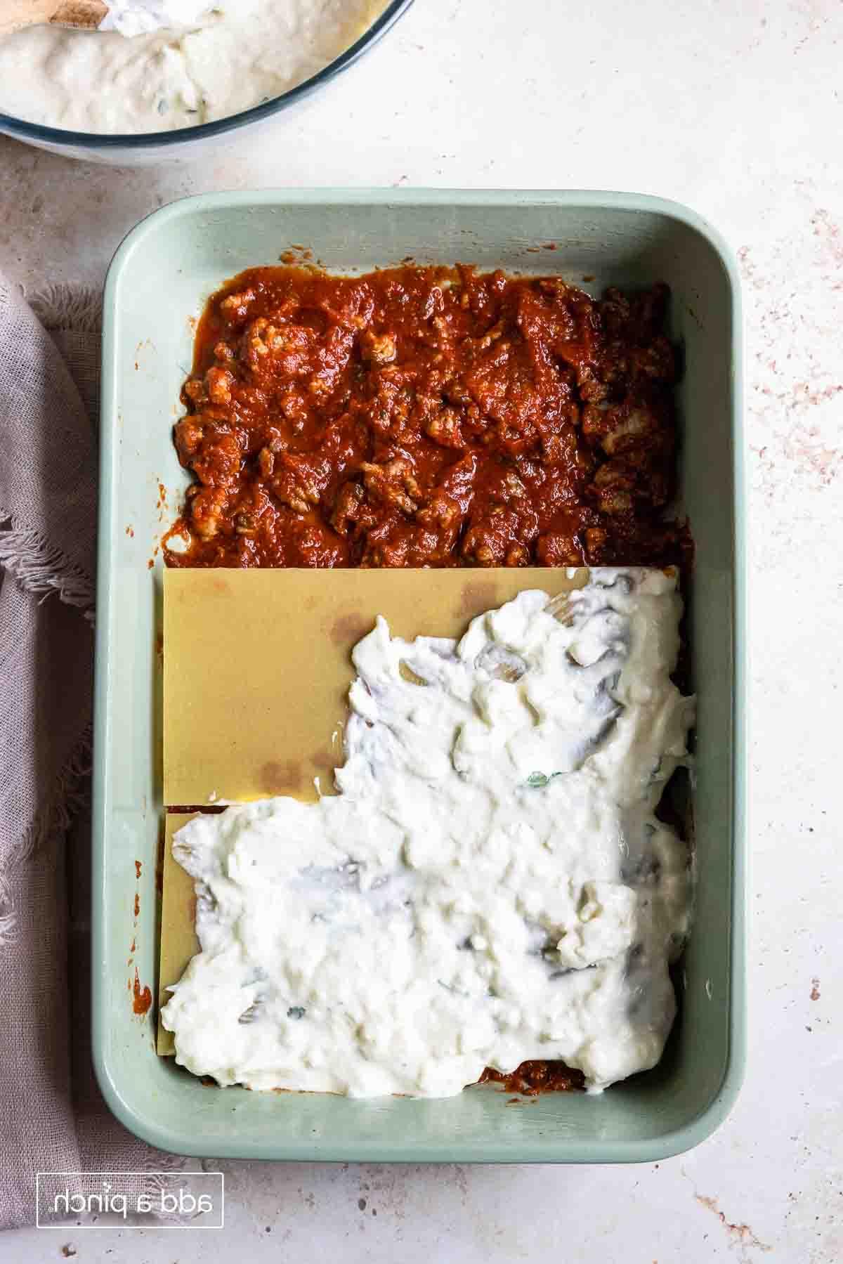 Η καλύτερη συνταγή λαζανιών 5 Εικόνα στρώσεων συνταγής λαζάνιας σε ταψί 9x13. Στρώσεις από σάλτσα κιμά, αλ ντέντε φύλλα και γέμιση τυριού.