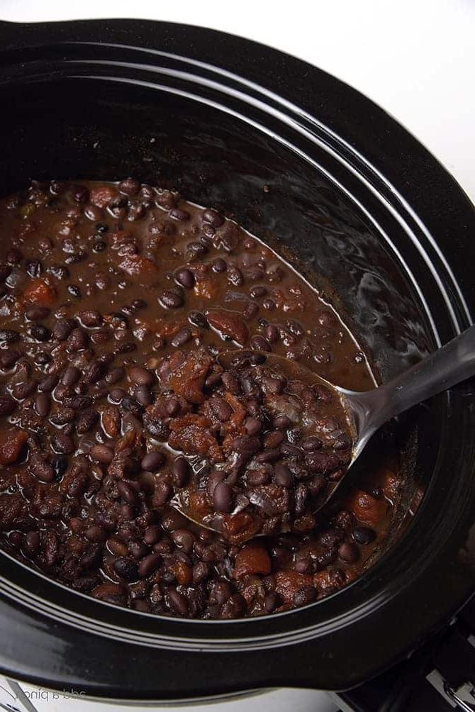 Black Bean Soup Recipe - This delicious black bean soup is packed with flavor and made even easier with the slow cooker! // puvez.com