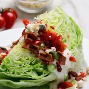 **Συνταγή Σαλάτας Σφήνα** 5 Κλασική σαλάτα wedge με μπέικον, ντομάτες, σπιτικό dressing.