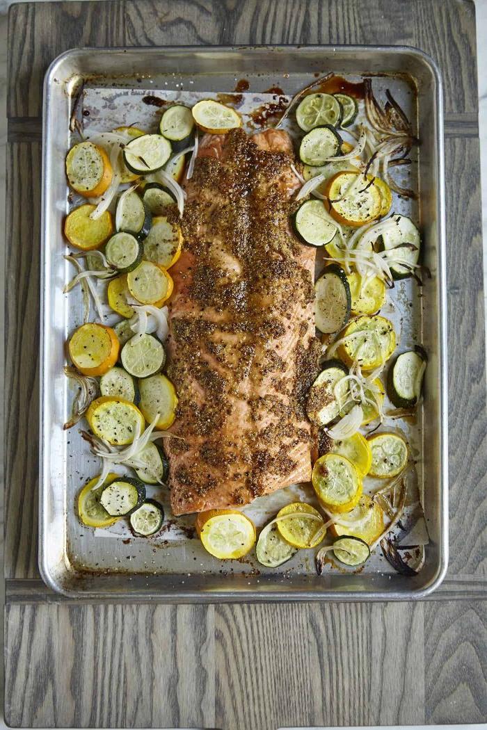 Σολομός με Καστανή Ζάχαρη και Λαχανικά_Add a Pinch Cookbook - Ένα εύκολο και νόστιμο γεύμα σε ένα ταψί.