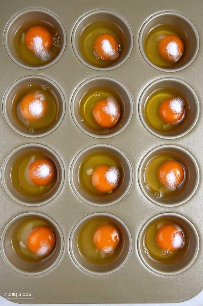 Φωτογραφία αυγών σε φόρμα για μάφιν με αλάτι σε κάθε αυγό.