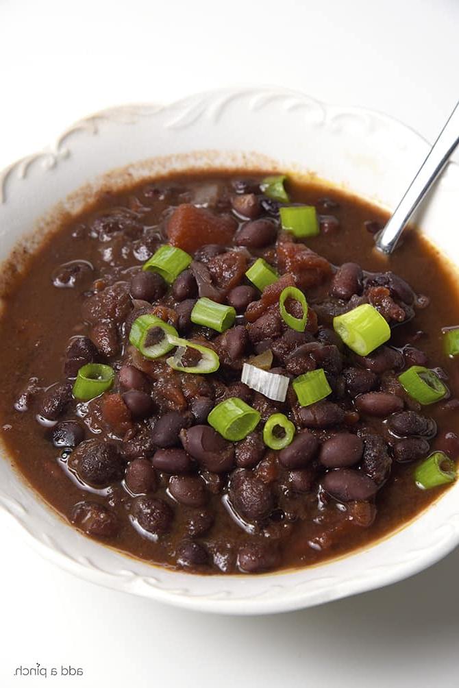 Black Bean Soup Recipe - This delicious black bean soup is packed with flavor and made even easier with the slow cooker! // puvez.com