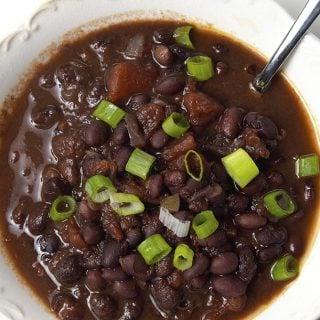 Black Bean Soup Recipe - This delicious black bean soup is packed with flavor and made even easier with the slow cooker! // puvez.com