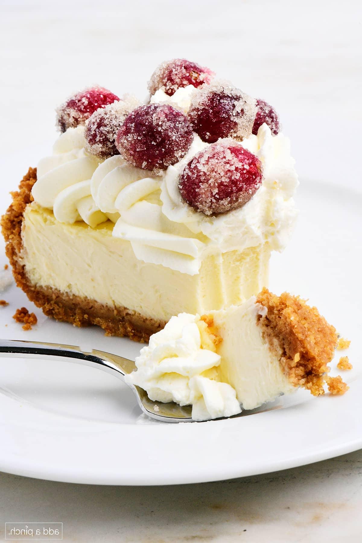 Συνταγή για Εύκολη Τάρτα Τσιζκέικ 8 Cheesecake pie με ένα δάγκωμα στο πιρούνι με ζαχαρωμένα cranberries και σαντιγί.