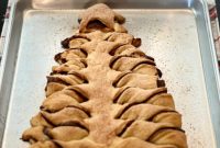 Pull-Apart Crescent Christmas Tree