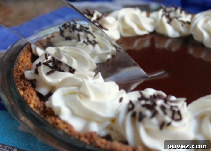 Chocolate-Banoffee-Pie-slicing-pie