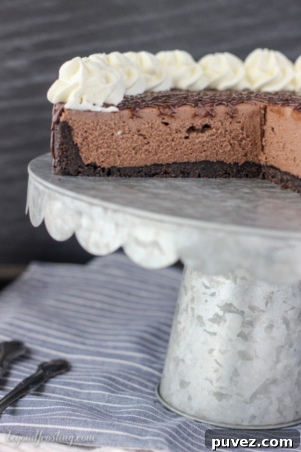 No oven required with this no-bake cheesecake. This Gooey No-Bake Brownie Batter Cheesecake is a decadent chocolate cheesecake with an Oreo crust and a gooey brownie batter glaze.
